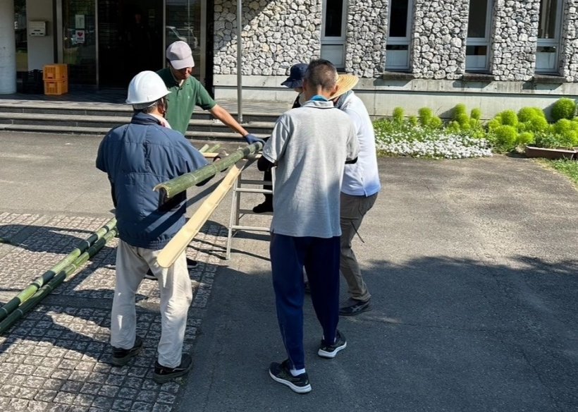 竹をみんなで割っている